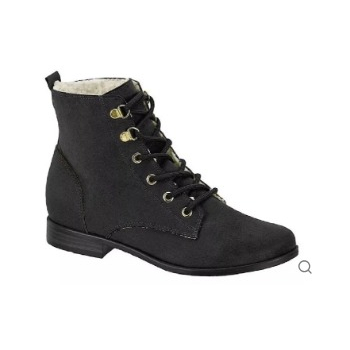 Bota Feminina Coturno Moleca Camurça Preta Forrada Lã Detalhe de Costura Elegante Conforto Aconchego