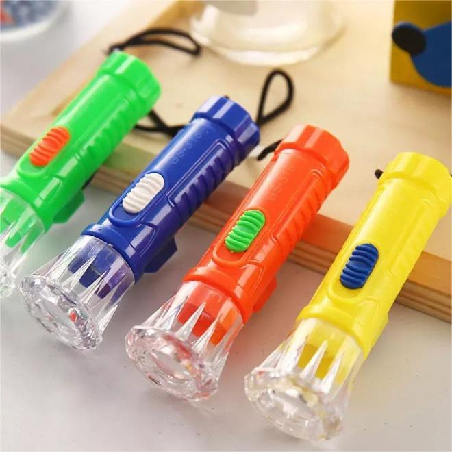 Mini Lanterna Led Tática Portátil  Para Uso ao Ar Livre Lazer  Trilha Camping Lazer, Lampiao De Pilha