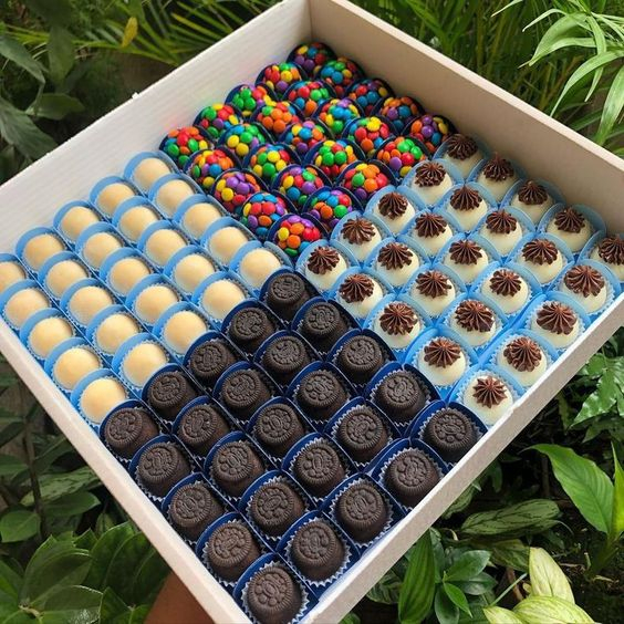 25 Caixas para 100 Doces ou Salgados Branca ou Kraft 35X35X6cm em Oferta na Shopee