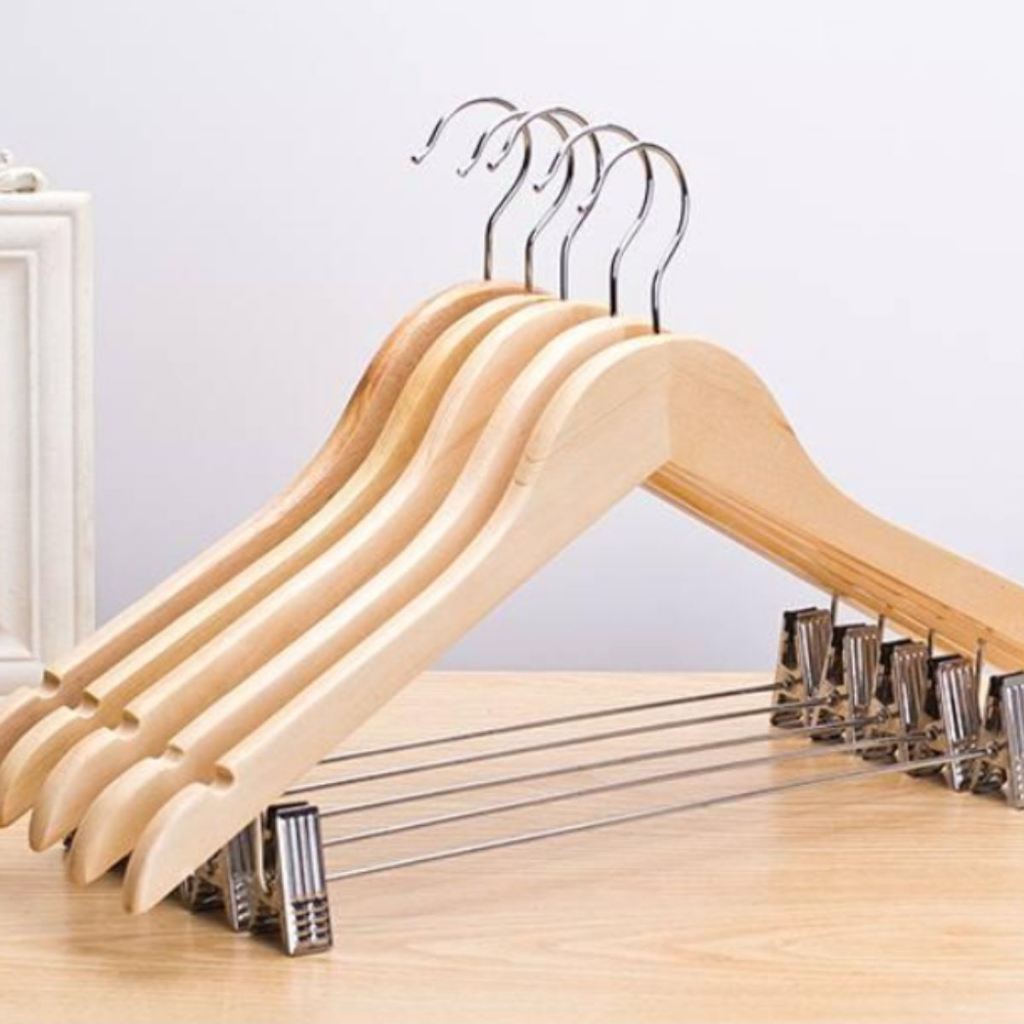 Kit 50 Cabides De Madeira Marfim De Presilha Organizador Roupa Saia Calça Cromado Para Loja de Roupa
