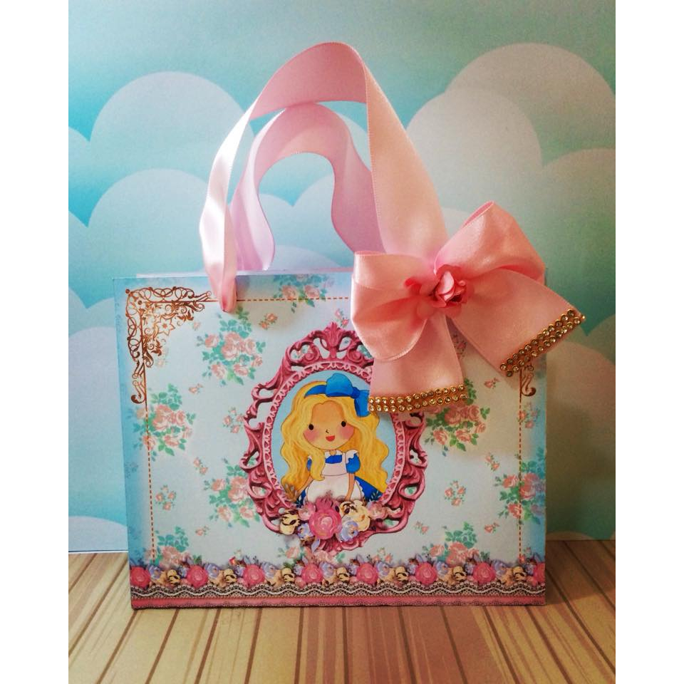 Combo Sacolinha surpresa personalizada no tema Alice no pais das maravilhas