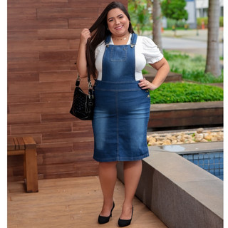 Jardineira Jeans Plus Size Bolso Frontal Moda Evangélica Valentina Morena Sá