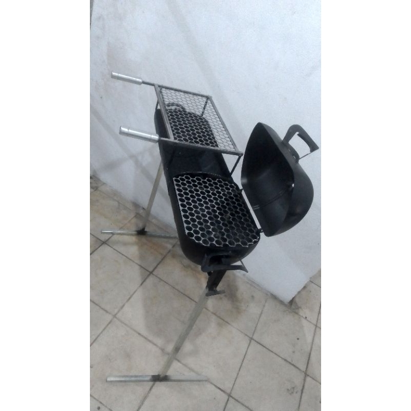 churrasqueira 2 em 1 metade bafo metade aberto acompanha duas grelhas em inox 430 a churrasqueira média 25 por 70 cm com pés removíveis para facilitar o transporte feita em aço bastante resistente material 100% reciclado compre um de nossos produtos!