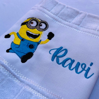 Toalha Bordada Personalizada Minnions em Oferta na Shopee