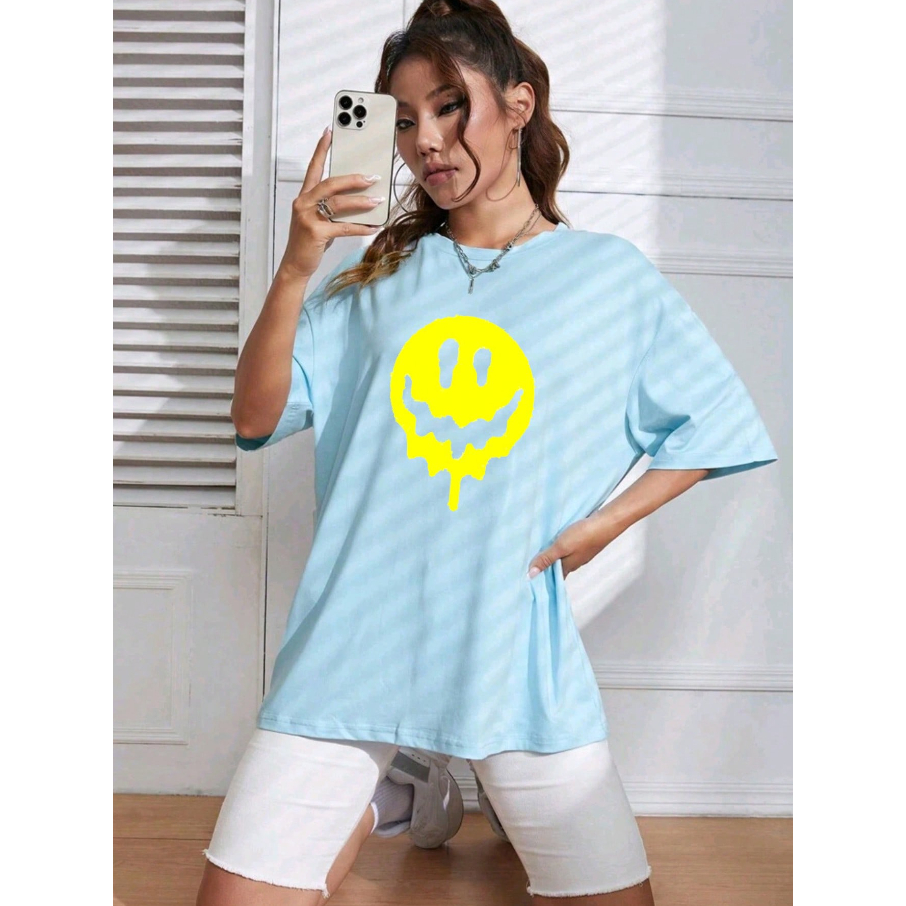 Camiseta Sorriso Derretendo Emoji Oversized Long Line Feminina Manga Curta Básica