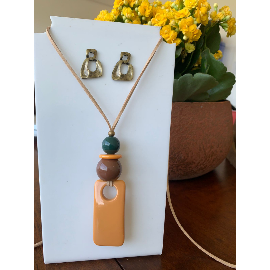 Colar feminino longo em couro camurça com regulagem