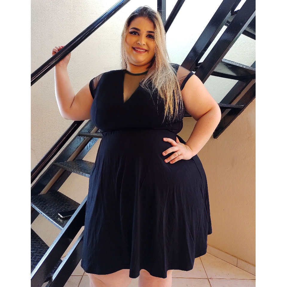 Vestido Preto Midi  Soltinho Manga em Tule Decote V em Tule Plus Size
