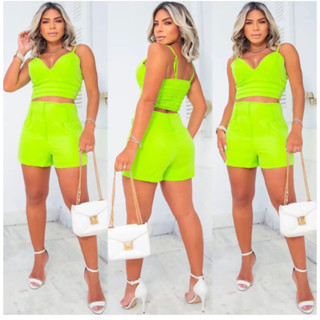 Conjunto feminino alfaiataria cropeed com bojo shorts com passantes para cordão e cinto