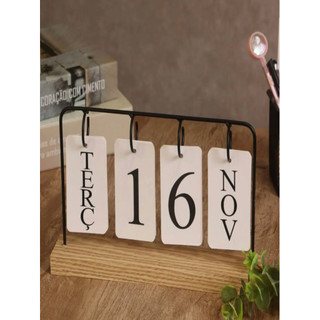 Calendário ingles  de Mesa Aramado Madeira com Placas Preto Decorativo Permanente