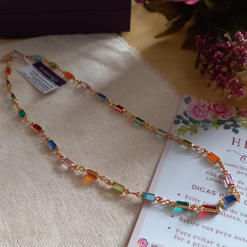 Rommanel Gargantilha choker formada por cristais retangulares coloridos