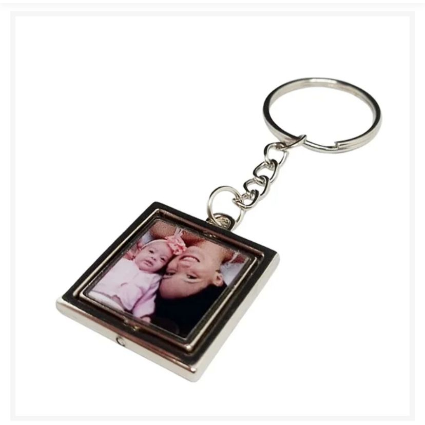 Chaveiro girador quadrado com foto e frase resinada em Oferta na Shopee