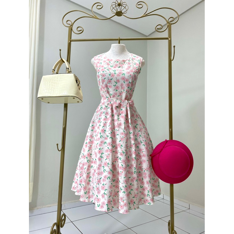 vestido Midi Rodado Bem Godê Estampado de flor Rosa Sem Manga Confortável e Fresquinho Com o Tecido Soltinho