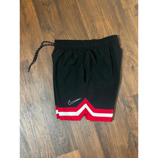 Bermuda tactel elastano de seda com bolso lateral com corte