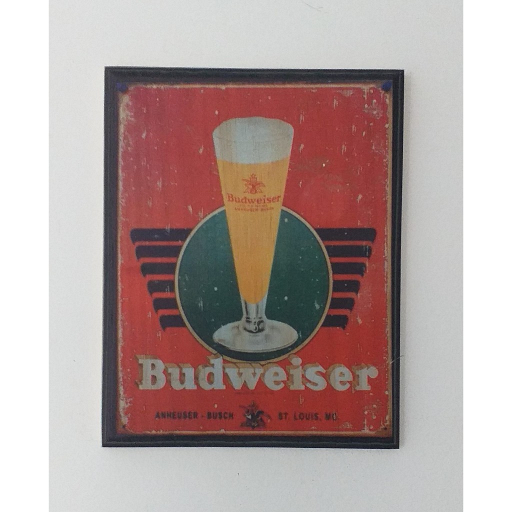 Quadro / Quadrinho Decorativo em Madeira - Estilo Retrô / Vintage Tema: Bebida, Cerveja / Frase: Budweiser Lager Beer (Fundo Vermelho) - Tamanho 24x19cm - Madeira de Pinus c/ Impressão Digital de Alta Qualidade