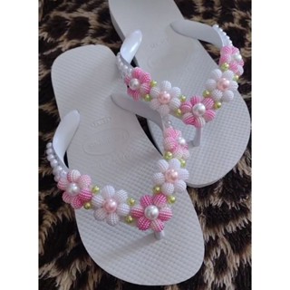 TRAMA DE PÉROLAS PARA CHINELO HAVAIANAS BORDADO. NÃO ACOMPANHA O CHINELO.