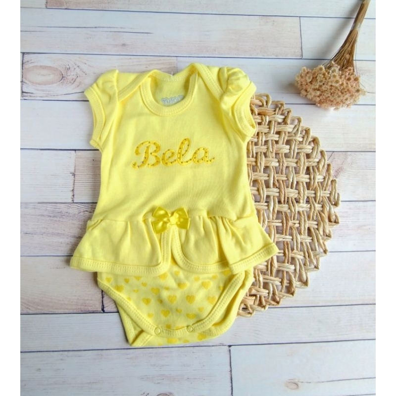 Body Bebê Suedine Premium Bordado e Babado Tema Bela