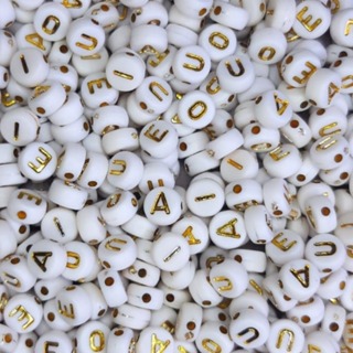 100 Miçangas de Letras Alfabeto Separadas Vogal e Consoante a sua escolha Branco e Dourado em Oferta na Shopee
