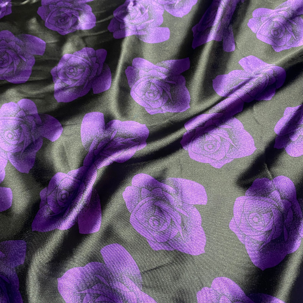Tecido Cetim Estampado Preto com Flores Roxas - Tamanho 5 metros x 1,40 metros