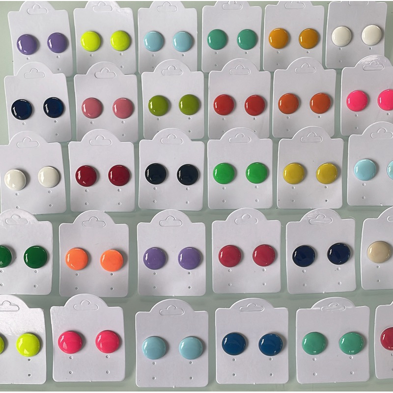 Kit 12 pares Brincos botão 1 CM resina coloridos sortidos femininos em Oferta na Shopee