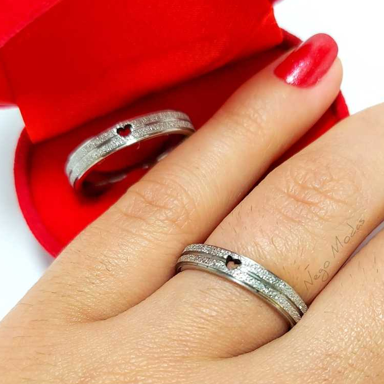 Par de Alianças Fina Com Coração 4mm, Aço Cirúrgico, diamantada,  Relacionamento, Namoro, Compromisso, 2 Alianças em Aço Inox + Anel Solitário + Caixinha (E3)