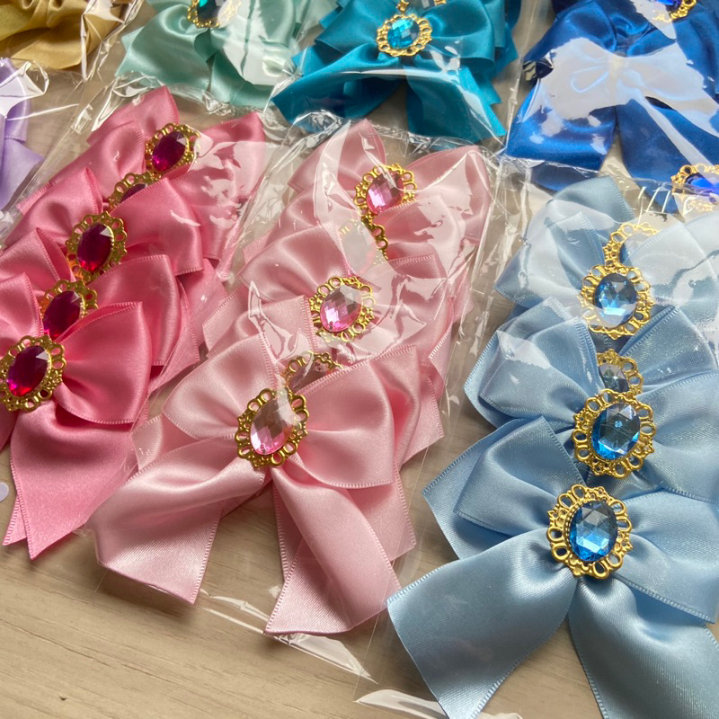 Laço de Cetim 38mm com Chaton e Medalha Para Lembrancinhas, Personalizados de Luxo e Festa Infantil em Oferta na Shopee