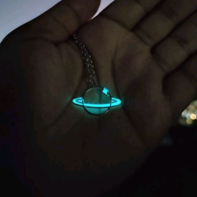 Colar Saturno Brilho No Escuro Unissex Aesthetic em Oferta na Shopee
