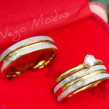 Par de Alianças Mistas 6mm, Aço Cirúrgico, diamantada, Dourado e Prata, Casamento, Relacionamento, Namoro, Compromisso, 2 Alianças em Aço Inox + Anel Solitário + Caixinha (F8)