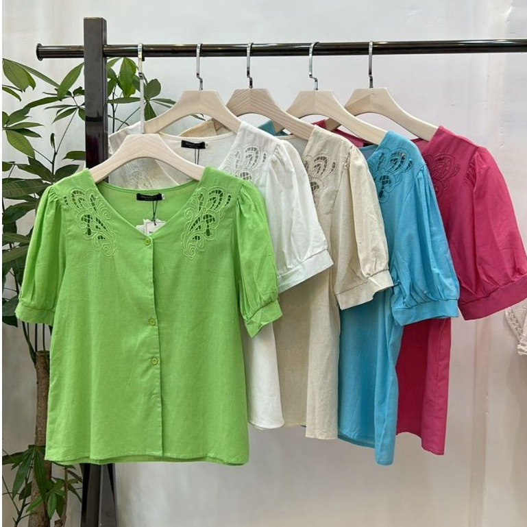 Camisa de manga curta lindamente bordada para mulher 2023 verão novo top de moda com decote em v-8817