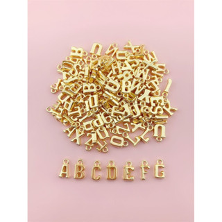 Pingente Letra 15mm Dourada em ABS