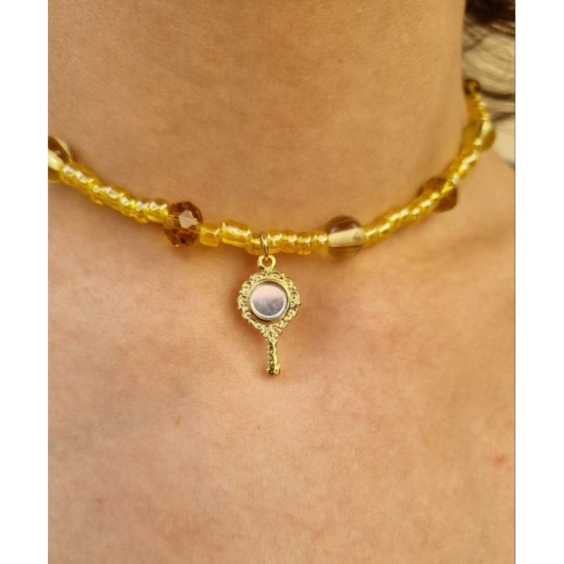 Gargantilha/Chocker/Colar Oxum com Abebé com miçangas douradas e Cristais Âmbar