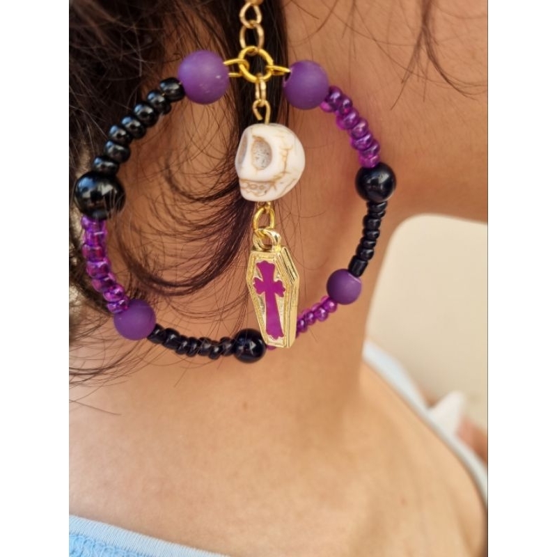 Brinco de Argolas Pomba Gira Maria Mulambo com Pingente de Caixão e Caveira em Oferta na Shopee