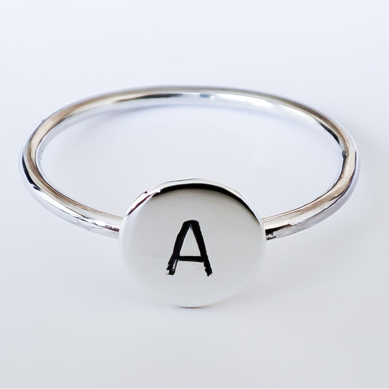 Anel com Letra Inicial do Nome: Onde Comprar | BuscaProdutos