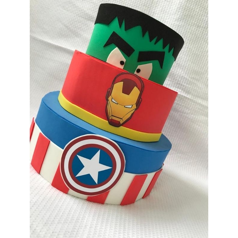 Bolo fake Vingadores - Material Papelão e EVA - ENVIO EM ATÉ 10 DIAS ÚTEIS