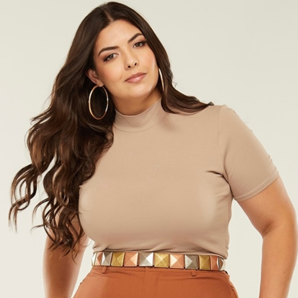 Blusa Feminina Plus Size Gola Alta Cacharrel Com Manga Curta GG e G