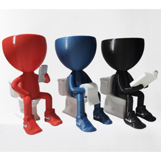 Kit Decorativo 3 Vasinhos na privada com rolo de papel higiênico lendo livro e com celular decoração 3D presente em Oferta na Shopee