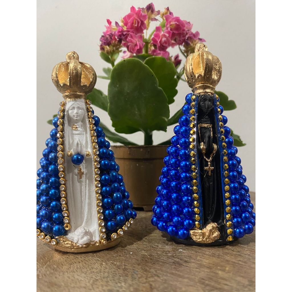 Imagem Nossa Senhora Aparecida 10cm com Perolas Azul Meio Branco ou Preto Detalhes em Strass e Pintura a Base de Resina