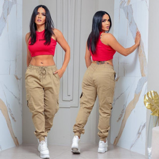 CALÇA CARGO JOGGER FEMININA SARJA COM BOLSOS LATERAIS DE BLOGUEIRA