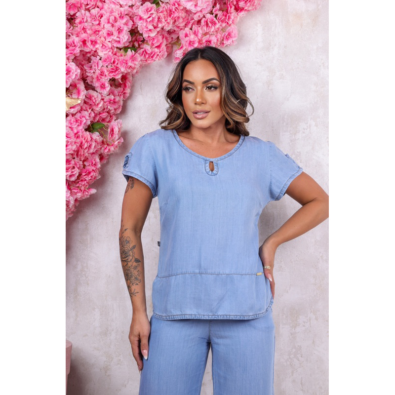 Blusa de manga feminina jeans com detalhe de uma gotinha na gola canoa