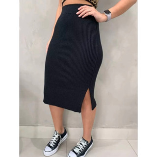 Saia midi tricot canelada com fenda ao lado
