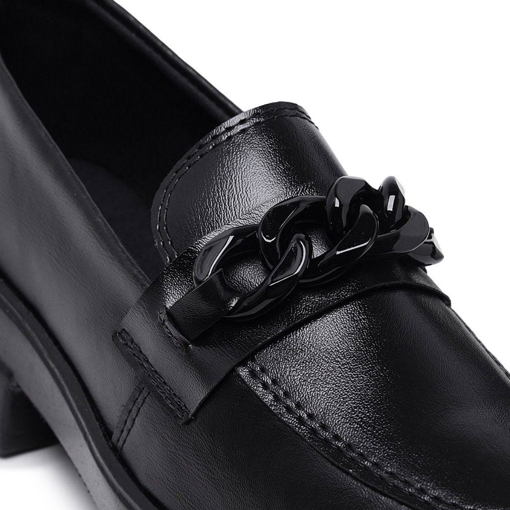 Sapato Mocassim Tratorado Fosco com Corrente Preta