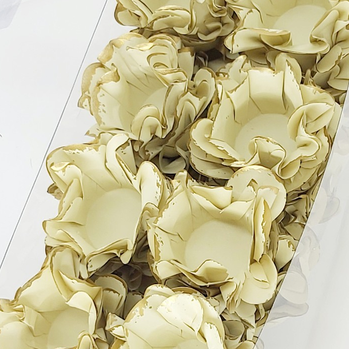 40 Forminhas Flor OFF WHITE BORDA OURO para Doces Finos, Docinhos, Brigadeiros em Oferta na Shopee