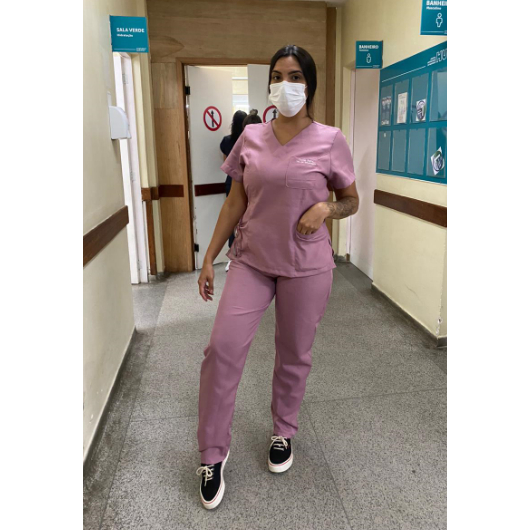 Conjunto Pijama Cirúrgico com Bordado Acinturado em Oxford Varias Cores Tamanhos Sob Medida Conjunto Pijama Cirúrgico com Bordado Acinturado em Oxford Varias Cores Tamanhos Sob Medida