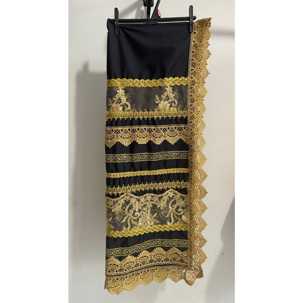 Pano da costa preto e dourado de tricoline com entremeio