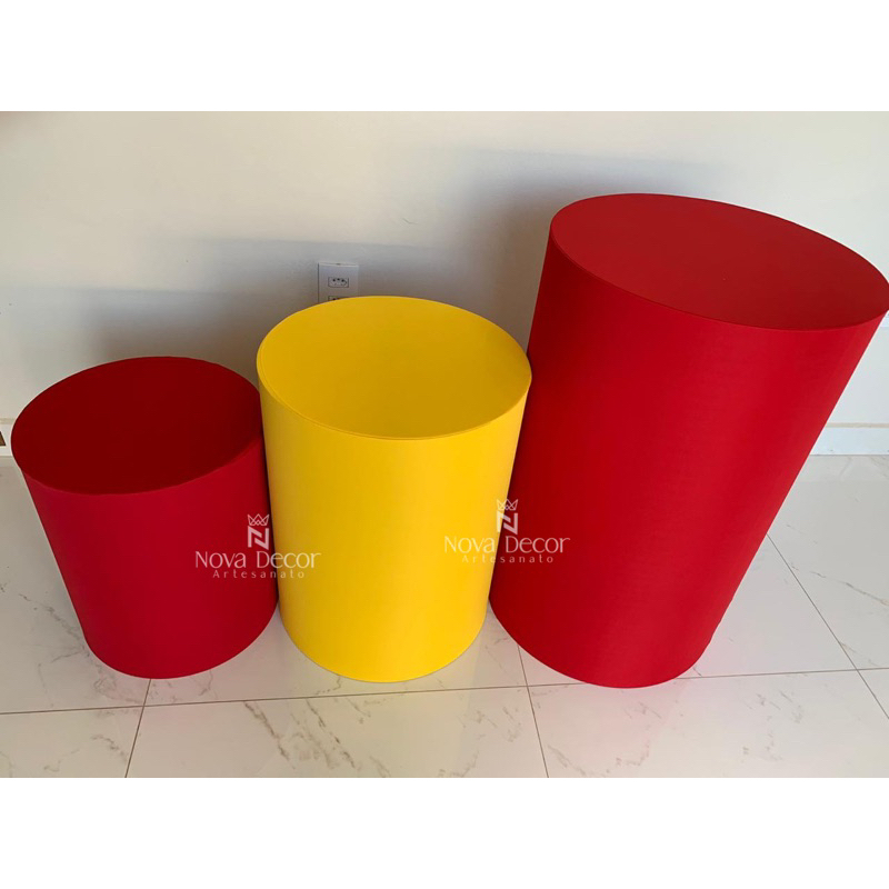 trio capas mesas cilindros festa vermelho amarelo vermelho