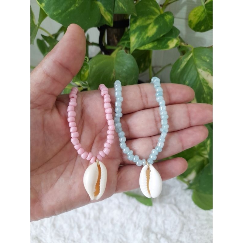 colar de miçangas com búzio/choker de miçanga/bijuteria biju/colar de miçanga/choker praiano/miçangas de vidro/colar azul e rosa