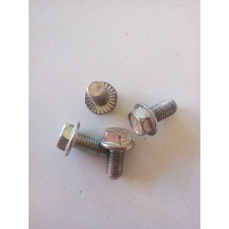 Parafusos 4 unidades da base do motor da lavadora Brastemp Cônsul usados