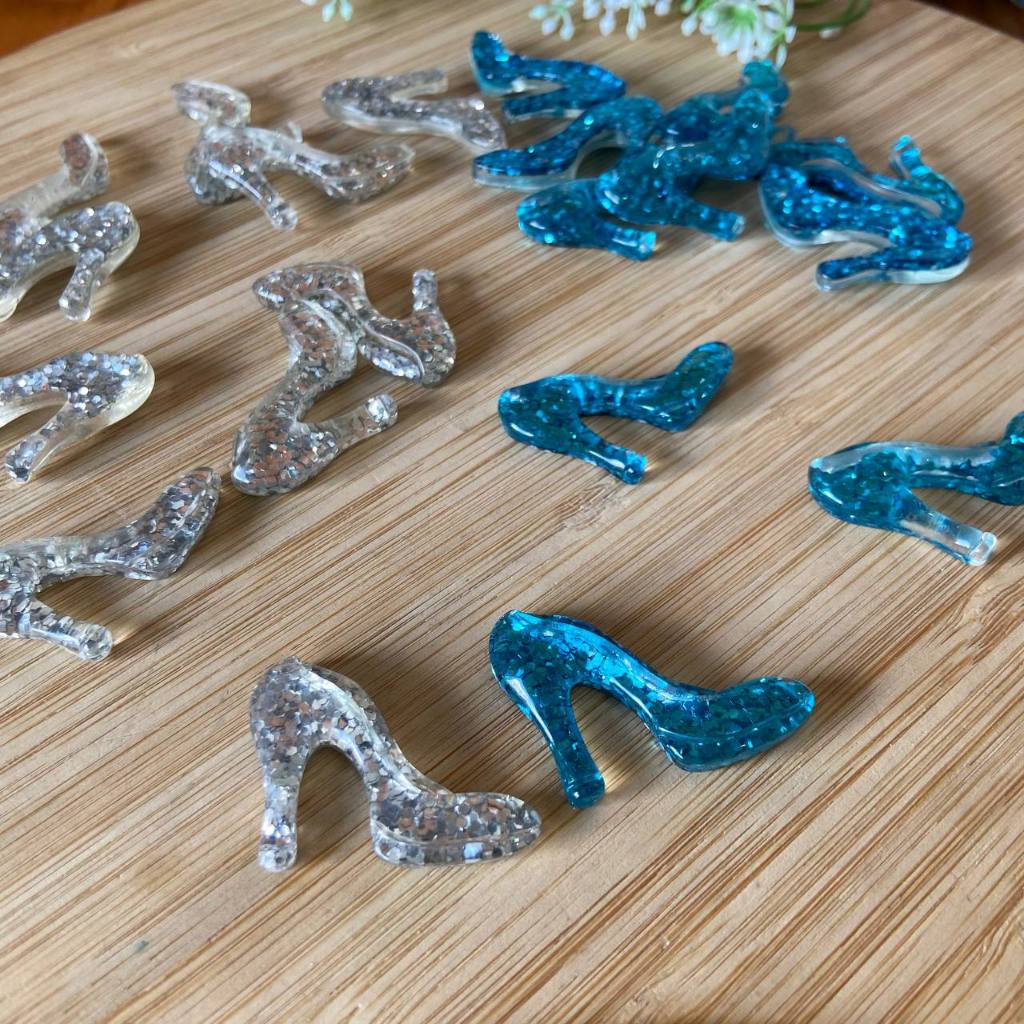 Aplique Resina Sapato Cinderela Pacote com 10 Unidades em Oferta na Shopee