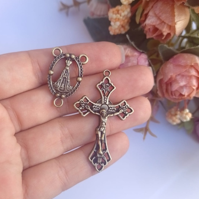 10 Crucifixos + 10 Entremeios para Terços Nossa Senhora Aparecida Ouro Velho - kit para Montagem de Terços - Terços Nossa Senhora