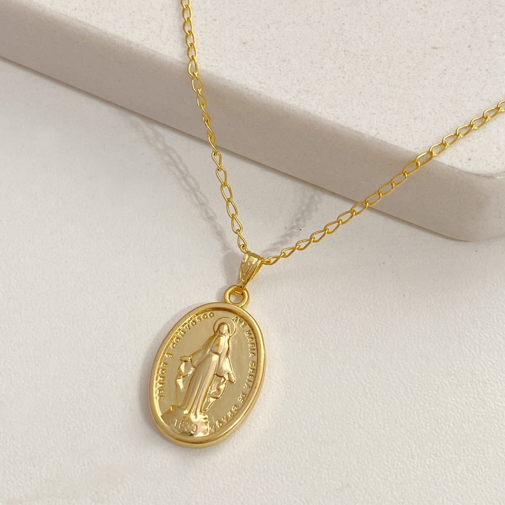 Colar corrente de elos com pingente de medalha oval Ave Maria escrito "O Senhor é Convosco" "Ave Maria Cheia de Graça" folheado a ouro 18k