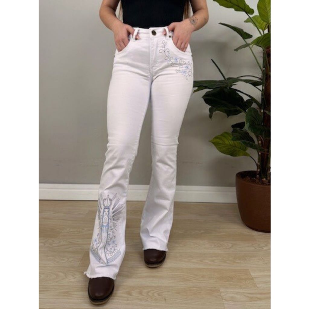 Calça Country Feminina Jeans  Flare Cor Branca Modeladora Levanta Bumbum Bordado Da Nossa Senhora Cintura Alta Boca De Sino Lycra Elastano Com Bolsos Estica Rodeio Agro Cowgirl Boiadeiro Peão